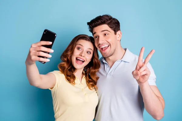 Close-up retrato de agradável atraente alegre alegre positivo pessoas tomando fazer selfie mostrando v-sinal isolado sobre brilhante brilhante brilhante azul verde fundo — Fotografia de Stock