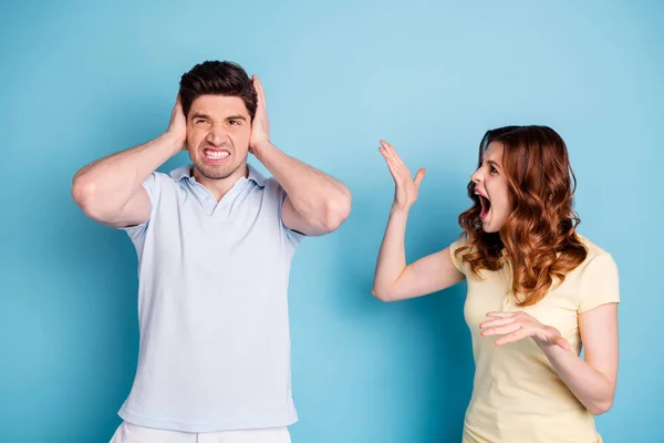 Photo kiabálás felesége az Ön hibája negatív kifejezése férj bujkál füle kopás alkalmi pólók elszigetelt kék háttér — Stock Fotó