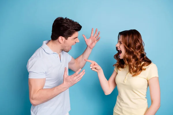 Foto von irritiertem Schreien genervt einander Paar seine Schuld Ausdruck tragen lässig T-Shirts isoliert blauen Hintergrund — Stockfoto