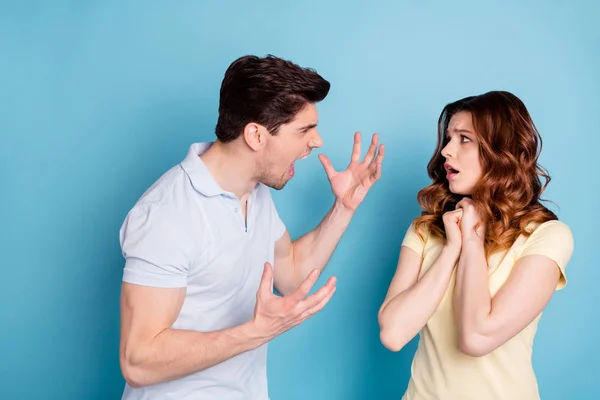 Fotografie podrážděného páru, který křičel nahlas, neporozuměl hloupým akcím nosí příležitostné trička izolované modré pozadí — Stock fotografie