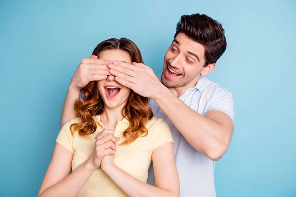 Fotó a pár izgatott kötés bimbózó elrejteni szemét nem néz ki kitalálni, aki az alkalmi pólók elszigetelt kék háttér — Stock Fotó