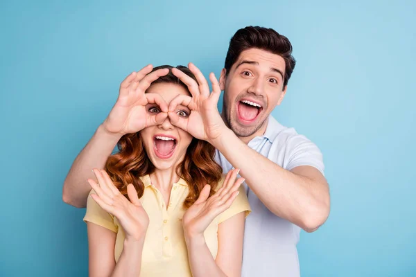 Foto de par animado melhores amigos okey símbolo olhos especificações forma inacreditável novidade desgaste casual camisetas isolado fundo azul — Fotografia de Stock