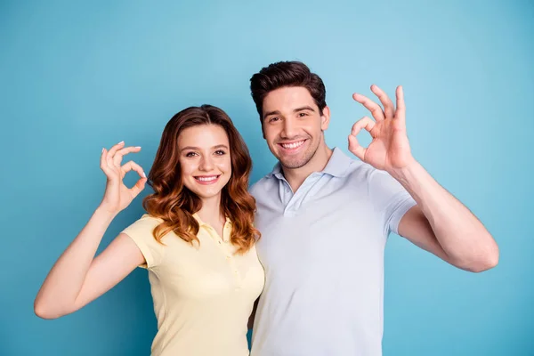 Photo of two pair people okey symbol hands approve best quality tested product wear casual t-shirts isolated blue background — Stock Photo, Image