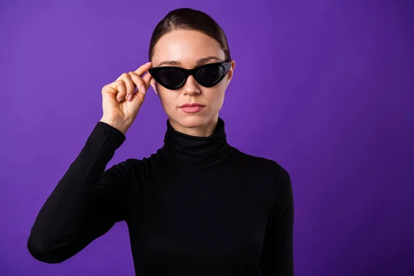 Zavřít fotografii koncentrované osoby v černé technické vodotěsné izolaci přes fialové fialové pozadí — Stock fotografie