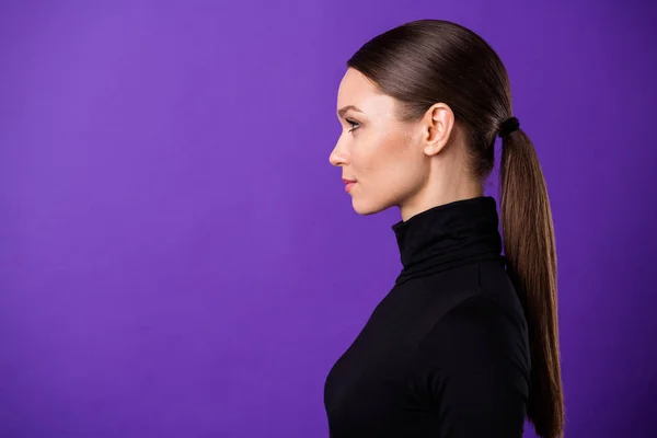 Foto del lado del perfil del encantador trabajador universitario que busca usar cuello alto negro aislado sobre fondo violeta púrpura —  Fotos de Stock