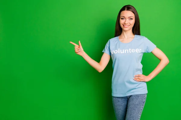 Retrato dela ela agradável atraente alegre alegre confiante menina de cabelos lisos vestindo impresso tshirt anúncio espaço promoção cópia isolado sobre brilhante brilhante brilho vívido verde cal fundo — Fotografia de Stock