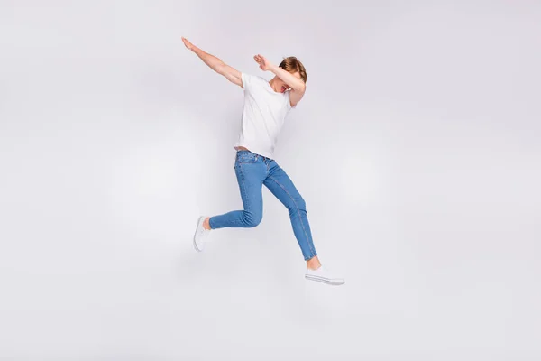 Teljes test Photo jumping magas srác hűtés a hűvös fél kopás alkalmi felszerelés elszigetelt fehér háttér — Stock Fotó