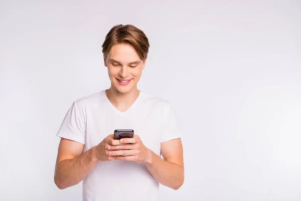 Foto di ragazzo incredibile ricerca sito web in abito nuovo telefono casual isolato su sfondo bianco — Foto Stock