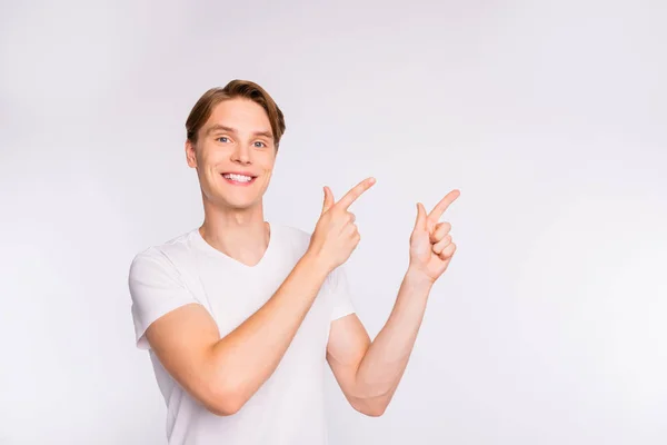 Netter Kerl, der Finger nach oben zeigt, leeren Raum auf coolen Preisen tragen lässiges Outfit isoliert weißen Hintergrund — Stockfoto