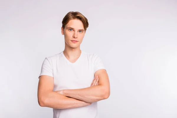 Foto von Student Kerl mit verschränkten Armen tragen lässiges Outfit isoliert weißen Hintergrund — Stockfoto