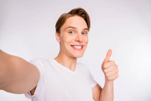 Close up foto di studente ragazzo fare selfie sollevare pollice su usura casual vestito isolato sfondo bianco — Foto Stock