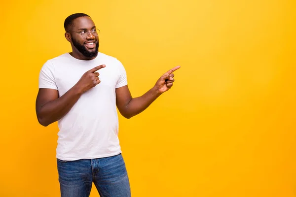 Foto von fröhlichen und genießen schwarzen Mann zeigt auf nichts verdächtig starrt dort, während isoliert mit lebendigem Hintergrund — Stockfoto