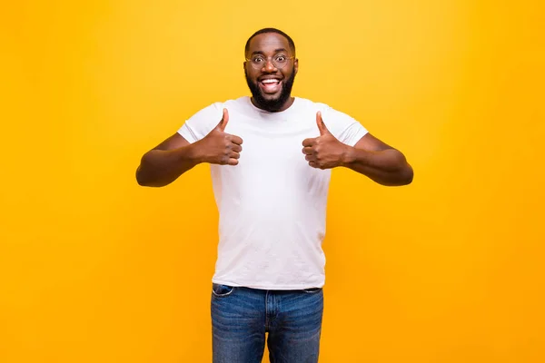 Фото счастливого счастливого доброго чернокожего человека, дающего вам двойной палец вверх, с радостным лицом, изолированным на ярком фоне. — стоковое фото