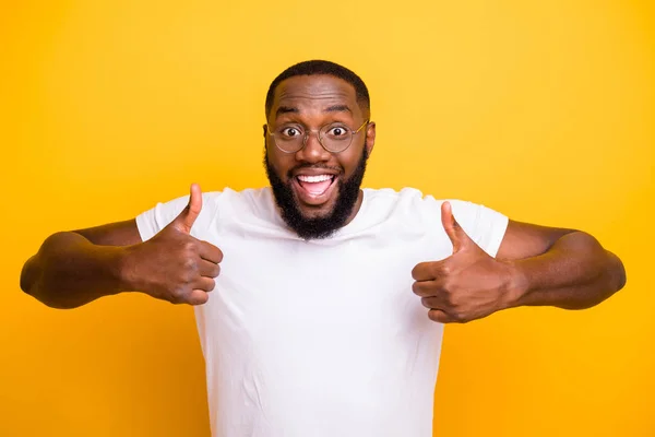 Photo of rejoicing enjoying overjoyed guy showing you that everything is perfect and device may be purchased while isolated with vivid background — Stock Photo, Image