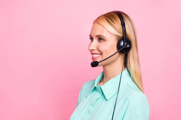 Фотографія профілю професійного менеджера, який має мікрофон слухати стаціонарну усмішку в сорочці для сліз ізольовано на рожевому фоні — стокове фото