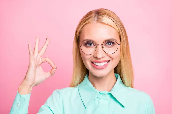 Close up foto di promotore positivo mostrando segno ok smilling indossando camicia color menta isolato su sfondo rosa — Foto Stock