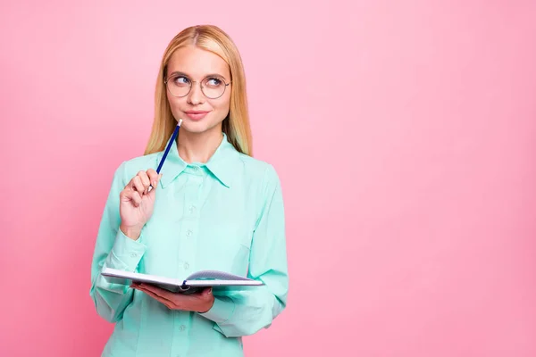 Porträtt av fokuserade college student med tankar ser håll penna bära glasögon glasögon Mint färg skjorta isolerad över rosa bakgrund — Stockfoto