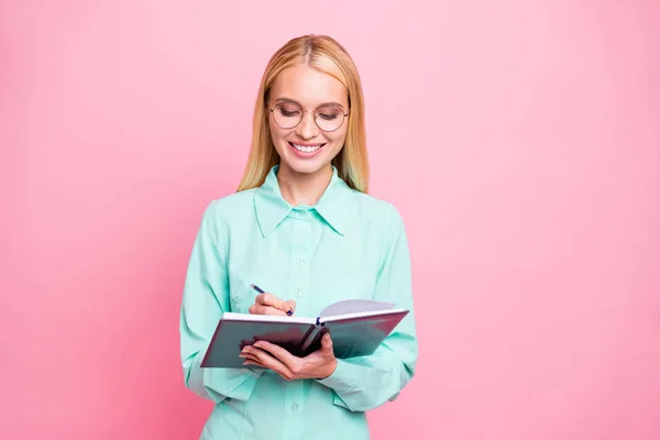 Porträt einer schönen Dame mit Notizbuch-Schrift und mintfarbenem Hemd Brille Brille isoliert über rosa Hintergrund — Stockfoto