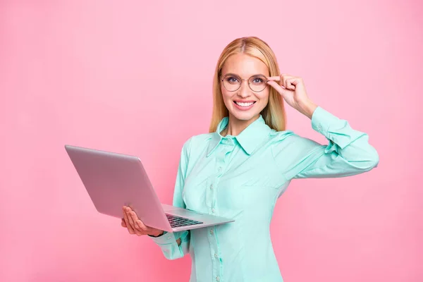 Portret van charmante Manager houden moderne technologie op zoek naar haar specs dragen Mint-gekleurd shirt geïsoleerd over roze achtergrond — Stockfoto