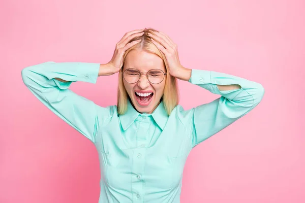Close-up foto van teleurgesteld Manager schreeuwen aanraken haar hoofd dragen Mint-gekleurd shirt geïsoleerd over roze achtergrond — Stockfoto