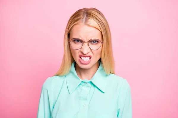 Close-up foto van krankzinnig persoon op zoek toont haar tanden dragen Teal Turquoise shirt geïsoleerd over roze achtergrond — Stockfoto