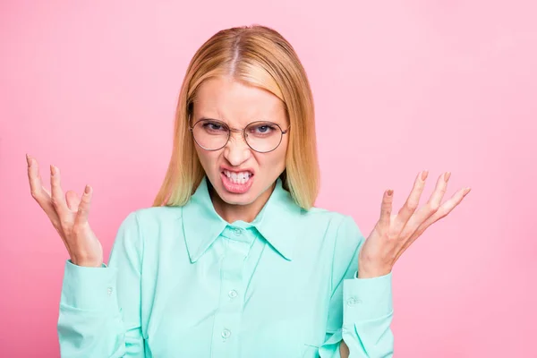 Närbild foto av negativa kvinnan höja fingrarna klor bär Teal skjorta glasögon glasögon isolerade över rosa bakgrund — Stockfoto