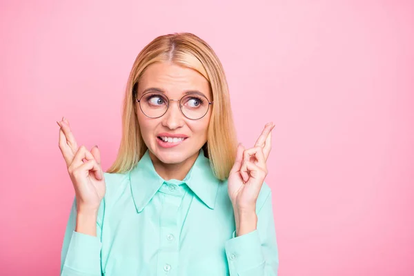 Närbild foto av orolig person korsar fingrarna ser att ha glasögon glasögon bär mynta färg skjorta isolerad över rosa bakgrund — Stockfoto