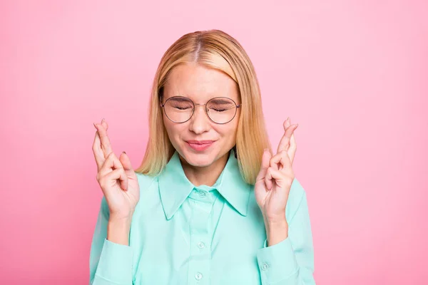Κλείστε τη φωτογραφία της τρομαγμένη κυρία στα γυαλιά γυαλιών που κλείνουν τα μάτια της φορώντας γαλαζοπράσινα πουκάμισα απομονωμένη πάνω από ροζ φόντο — Φωτογραφία Αρχείου