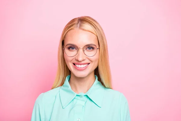 Close up foto di carino bella ragazza con sorriso raggiante indossa camicia turchese verde acqua isolato su sfondo rosa — Foto Stock