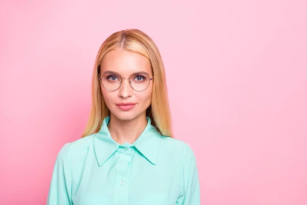 Närbild foto av fundersam Girl Looking bär Mint-färgad skjorta isolerad över rosa bakgrund — Stockfoto