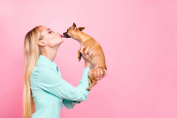 Profilo foto laterale di bella persona che ha occhiali occhiali tenere cane simpatia la sua camicia color menta indossando isolato su sfondo rosa — Foto Stock