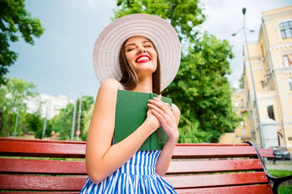 Pretty Lady czytanie romans opowieść szczęśliwi przez finał siedzi przytulny brunch nosić słońce kapelusz i sukienka — Zdjęcie stockowe