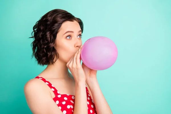 Foto de señora bonita con balón de aire en la boca desgaste rojo vestido punteado fondo de teca aislado —  Fotos de Stock