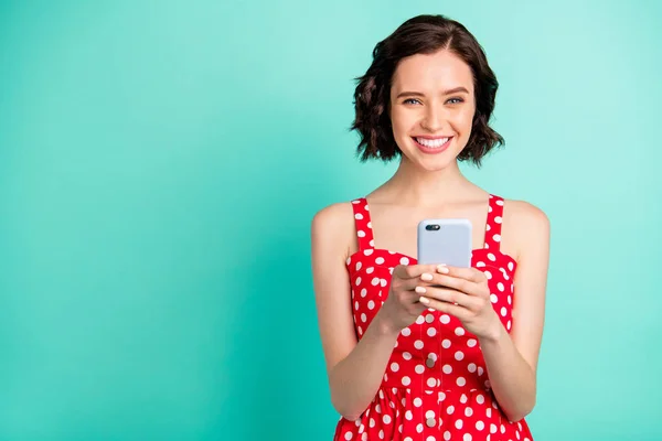 Bonita dama sosteniendo las manos del teléfono usar rojo vestido punteado fondo verde azulado — Foto de Stock