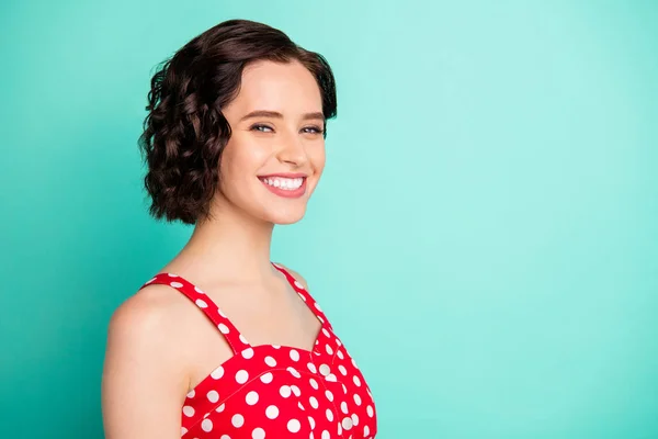 Foto de la encantadora disfrutando regocijándose chica alegre habiendo sido abruptamente fotografiada mientras estaba aislada con fondo verde azulado —  Fotos de Stock