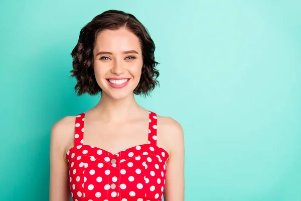 Close-up portret van fascinerende jonge mooie prachtige dame poseren in de voorkant van kwam terwijl geïsoleerd met Teal achtergrond — Stockfoto