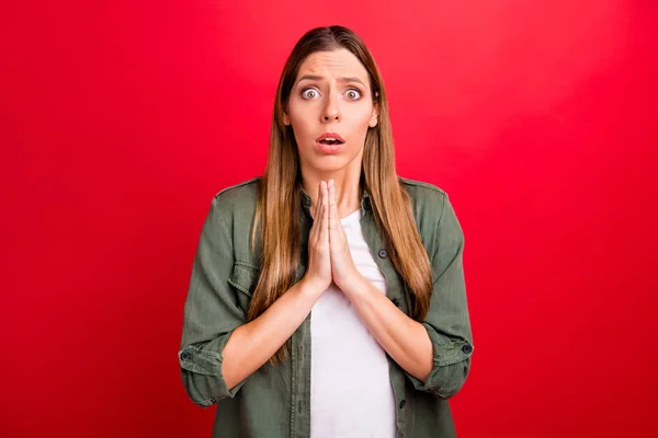 Foto van schattig teleurgesteld triest meisje dragen groen shirt smeken je om te stoppen terwijl geïsoleerd met rode achtergrond — Stockfoto