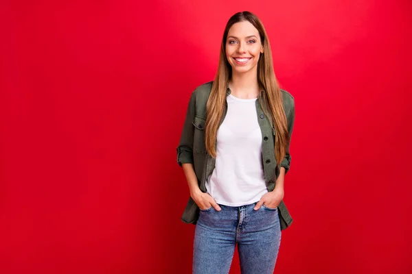 Foto di allegra ragazza gioire godendo la sua vita mentre isolato con sfondo rosso — Foto Stock