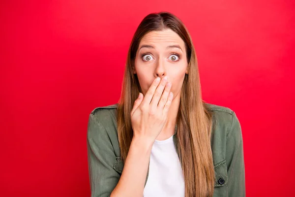 Foto von netten netten attraktiven Frau, die ihren Mund zu bedecken scheint etwas falsch gesprochen haben, während isoliert mit rotem Hintergrund — Stockfoto