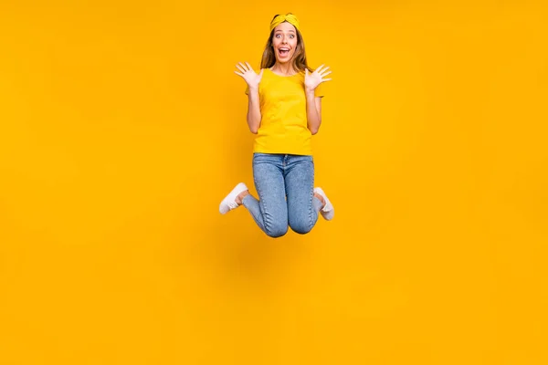 Foto de corpo inteiro de bela senhora saltando altos sonhos se tornou realidade usar roupas casuais isolado fundo amarelo — Fotografia de Stock