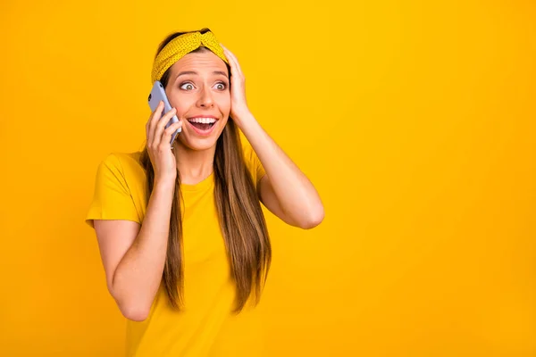 Photo jolie dame parlant au téléphone ouïe meilleures nouvelles porter casual t-shirt isolé fond jaune — Photo