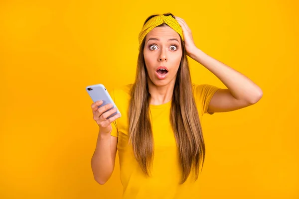 Primo piano foto di bella signora che tiene le mani del telefono leggere cattive notizie indossare casual t-shirt isolato sfondo giallo — Foto Stock