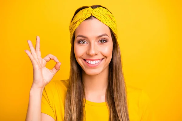 Photo rapprochée d'un charmant promoteur montrant un panneau correct avec un sourire rayonnant isolé sur fond jaune — Photo