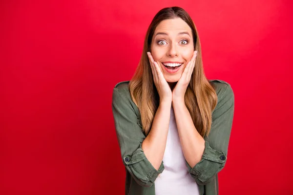 Foto de bonito agradável tipo amigável encantador namorada ter sido surpreendido com algo perfeito, enquanto isolado com fundo vermelho — Fotografia de Stock