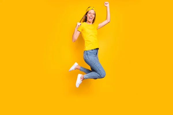 Foto de comprimento total de bela senhora saltando alto celebrando primeiro lugar usar roupas casuais isolado fundo amarelo — Fotografia de Stock
