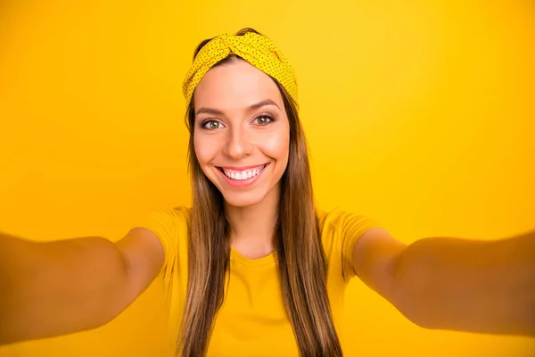 Zbliżenie Fotografia z piękny Pani zrobienie selfie nosić casual t-shirt na białym tle żółty — Zdjęcie stockowe