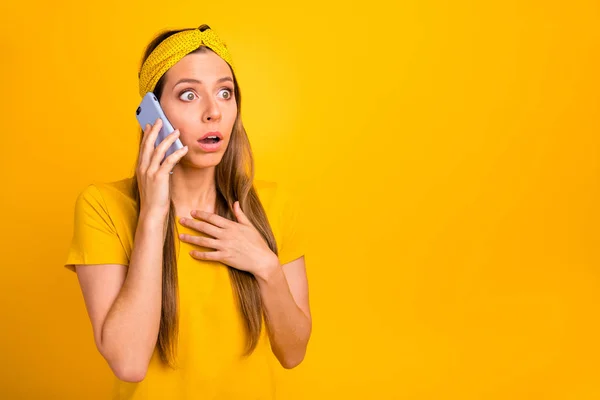 Gros plan photo de jolie dame parlant au téléphone entendre de mauvaises nouvelles porter casual t-shirt isolé fond jaune — Photo