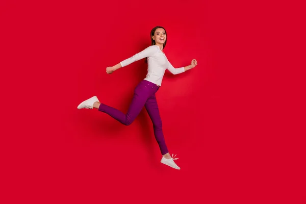 Lunghezza totale della dimensione del corpo foto di ragazza in fuga dai suoi problemi mentre isolato con sfondo rosso — Foto Stock