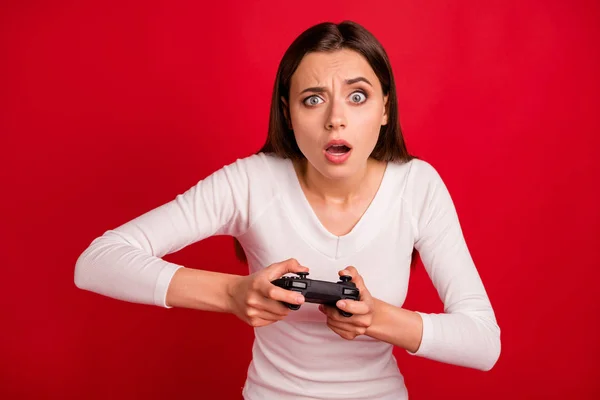 Foto van boze woedende vrouw spelen online games met haar vriend en verliezen duidelijk terwijl geïsoleerd met rode achtergrond — Stockfoto