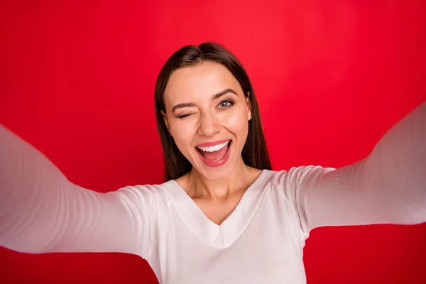 Kırmızı arka plan ile izole edilirken selfie çeken eğlenceli sevimli sevimli kız yakın çekim fotoğrafı — Stok fotoğraf